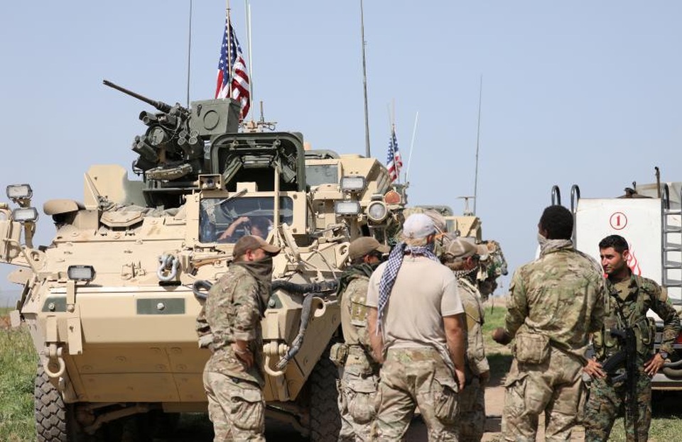 Lực lượng quân đội Mỹ tại “chảo lửa” Syria - 5 Cuộc không kích nhằm vào căn cứ không quân Shayrat hồi đầu tháng 4 là một trong những động thái quân sự mạnh nhất của Mỹ trong cuộc chiến tại “chảo lửa” Syria, cho thấy quyết tâm của Washington trong nỗ lực tái thiết nền hòa bình ở quốc gia Trung Đông này. Trong ảnh: Các tay súng người Kurd thuộc Các Đơn vị Bảo vệ Nhân dân người Kurd (YPG) trò chuyện cùng các binh lính Mỹ ở thị trấn Darbasiya của Syria, gần biên giới với Thổ Nhĩ Kỳ ngày 29/4.