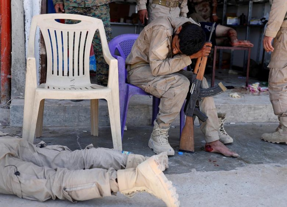 Bên trong bệnh viện dã chiến ở “chảo lửa” Syria - 7 Sự mệt mỏi của một binh sĩ SDF bị thương trong lúc chờ được điều trị tại bệnh viện dã chiến ở Raqqa.