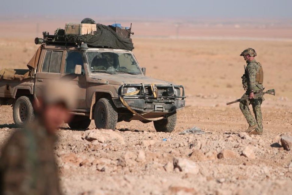 Lực lượng quân đội Mỹ tại “chảo lửa” Syria - 6 Nếu không tính tới các lực lượng quân đội nước ngoài đang tham chiến tại Syria, có 4 lực lượng chính đang tranh giành ảnh hưởng tại quốc gia này gồm: lực lượng người Kurd, tổ chức IS, các phe nhóm đối lập (như Jaish al Fateh) và quân đội chính quyền Tổng thống Assad. Bất chấp nỗ lực của các bên, trong đó có Nga và Mỹ với vai trò bảo trợ, những thỏa thuận ngừng bắn tại Syria đều không đạt hiệu quả. Kết quả là các cuộc giao tranh, đánh bom hay không kích vẫn tiếp diễn hàng ngày tại Syria.