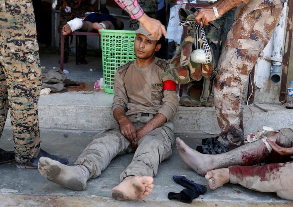 Bên trong bệnh viện dã chiến ở “chảo lửa” Syria - 8 Các binh sĩ SDF hỗ trợ đồng đội bị thương sau một cuộc tấn công bằng súng cối của IS.