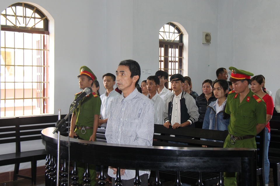 Chém chết bạn nhậu rồi bỏ trốn suốt hơn 20 năm - 1
Bị cáo Phi tại phiên tòa xét xử sơ thẩm