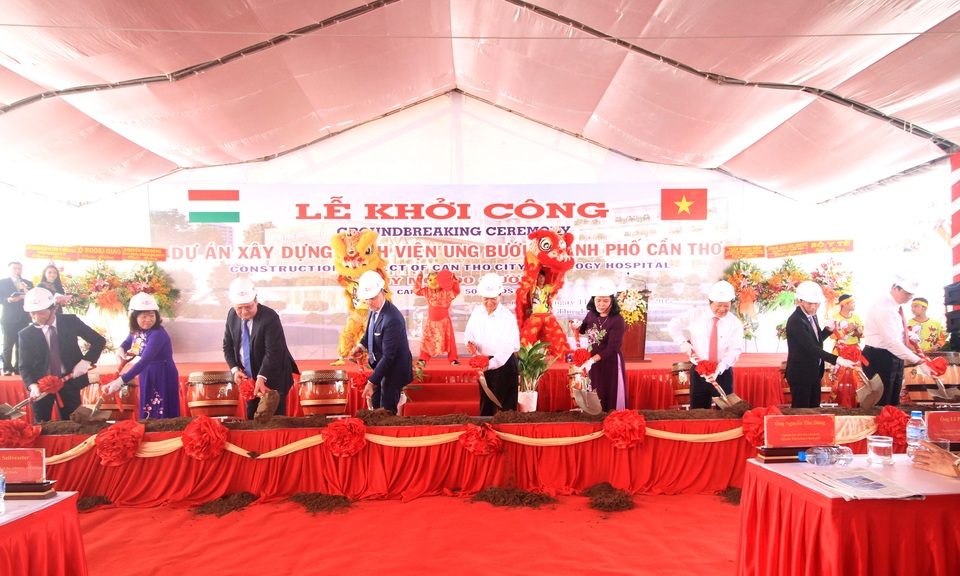 Cần Thơ: Khởi công Bệnh viện Ung bướu qui mô 500 giường - 2 Các đại biểu thực hiện nghi thức khởi công