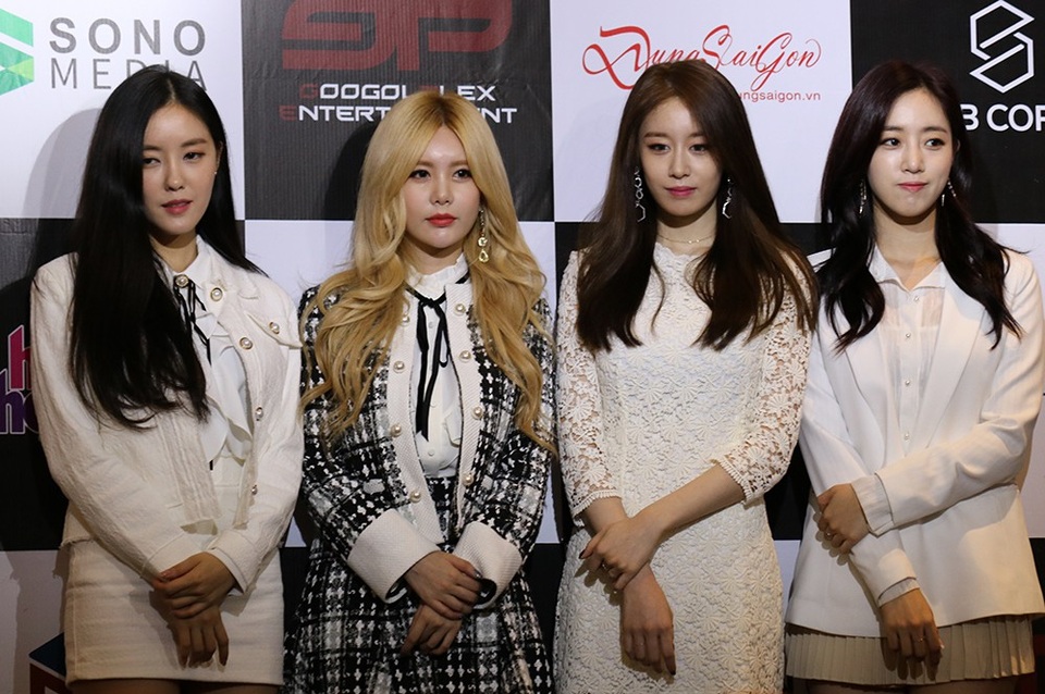T-ara xinh đẹp, xuất hiện “chớp nhoáng” trước giờ diễn tại TPHCM - 2 Trong buổi gặp gỡ, đại diện nhóm T-ara chia sẻ cảm xúc: T-ara đã nhiều lần đến Việt Nam nhưng đây là lần đầu tiên nhóm tổ chức concert, nên rất nóng lòng để mang đến những tiết mục được tập luyện kỹ lưỡng đến khán giả.
