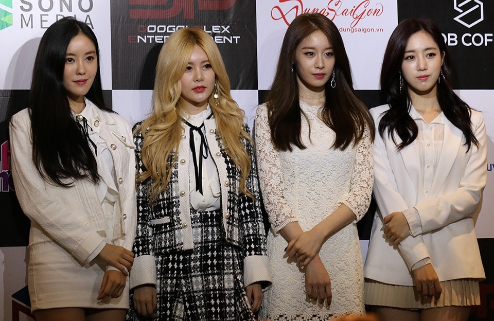 T-ara xinh đẹp, xuất hiện “chớp nhoáng” trước giờ diễn tại TPHCM - 1 Nhóm T-ara xuất hiện xinh đẹp tại họp báo trước vài tiếng diễn ra concert