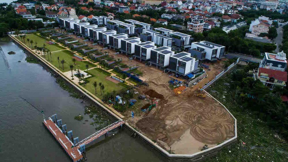 Sau 5 tháng chây ỳ của chủ đầu tư và sự quyết liệt, nghiêm minh của chính quyền, ngày 26/9, Đội Quản lý trật tự đô thị quận 2 xác nhận, Công ty TDS đã chính thức tháo dỡ những phần sai phạm.