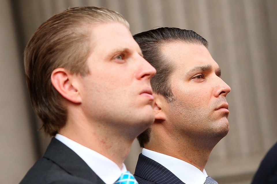 Con trai ông Trump dự định mở rộng kinh doanh cho gia đình - 1
Eric Trump và Donald Trump Jr. tại Old Post Office, thuộc một khách sạn của Trump, Washington D.C. (Nguồn: Paul Morigi / Wireimage)