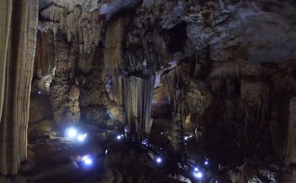 Vẻ đẹp choáng ngợp của “Hoàng cung trong lòng đất” qua góc quay flycam - 1 Với cảnh sắc vô cùng lộng lẫy, tráng lệ, Động Thiên Đường xứng danh là một trong những hang động đẹp nhất thế giới