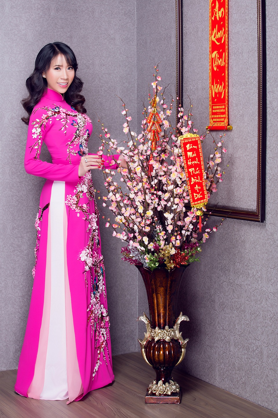 Lê Ngọc Thanh “e ấp” với áo dài hồng - 2 Lê Ngọc Thanh “e ấp” với áo dài hồng - 2