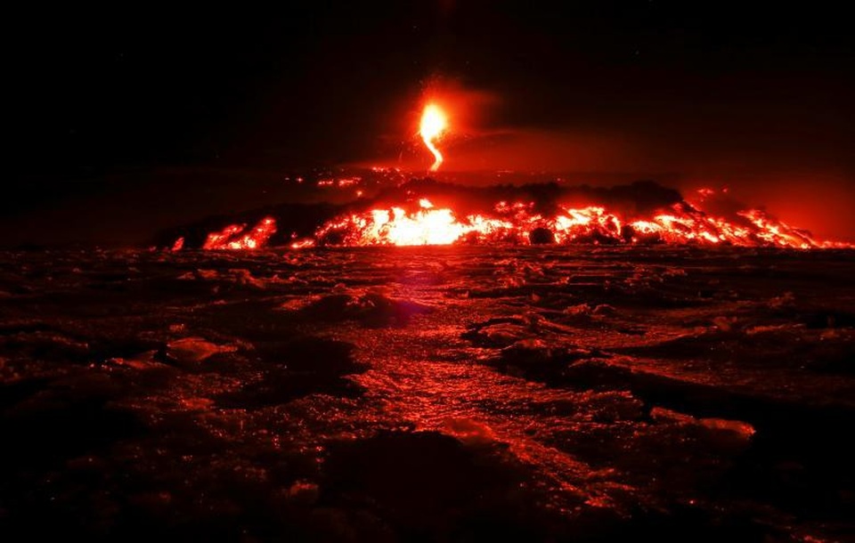 Thế giới qua một năm nhiều biến động (2) - 10
Núi lửa Etna ở Italy, ngọn núi cao nhất và hoạt động mạnh nhất ở châu Âu, phun trào nham thạch hôm 28/2.