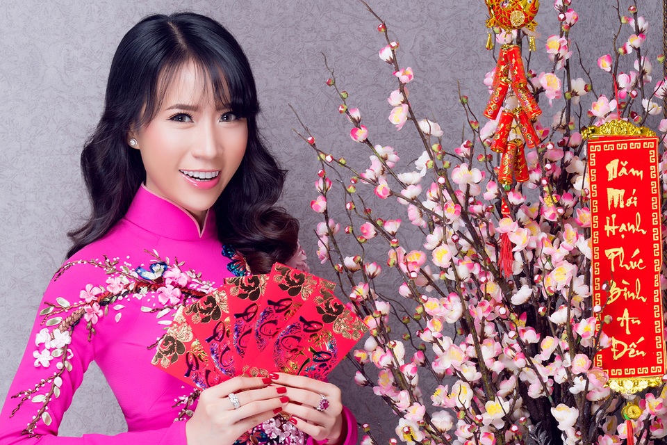 Lê Ngọc Thanh “e ấp” với áo dài hồng - 1 Lê Ngọc Thanh “e ấp” với áo dài hồng - 1
