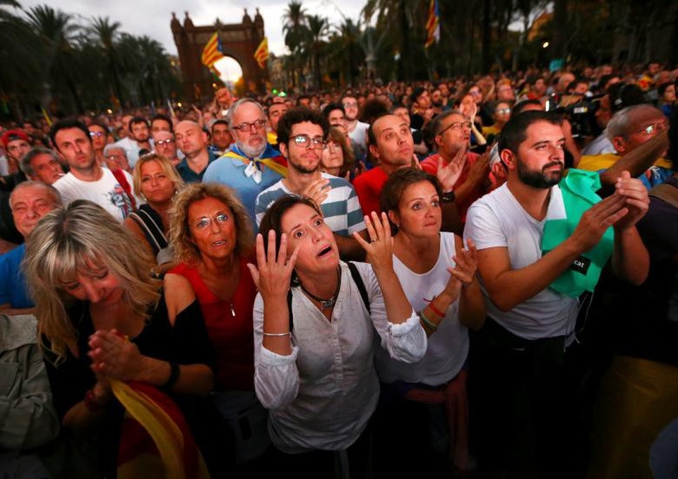 Thế giới qua một năm nhiều biến động (1) - 11
Người dân Catalonia hồi hộp theo dõi phiên hợp nghị viện ở Barcelona trước khi nghị viện chính thức đơn phương tuyên bố tách Catalonia khỏi Tây Ban Nha hôm 10/10.