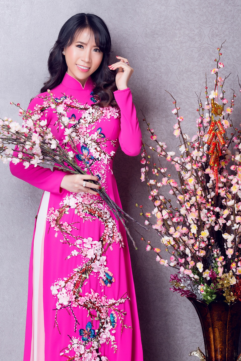 Lê Ngọc Thanh “e ấp” với áo dài hồng - 4 Lê Ngọc Thanh “e ấp” với áo dài hồng - 4