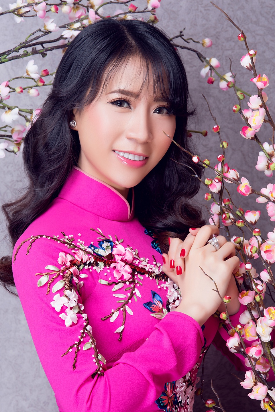 Lê Ngọc Thanh “e ấp” với áo dài hồng - 3 Lê Ngọc Thanh “e ấp” với áo dài hồng - 3