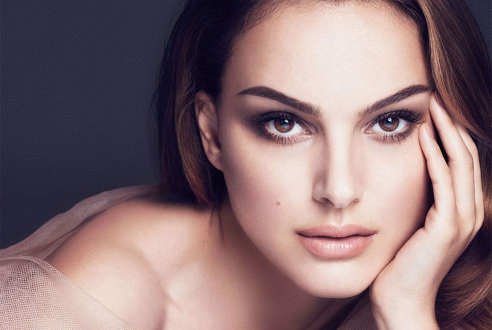 “Thiên nga đen” Natalie Portman táo bạo khoe thân trong phim mới - 3
… nhưng trong phim, nữ diễn viên vẫn hết sức quyến rũ