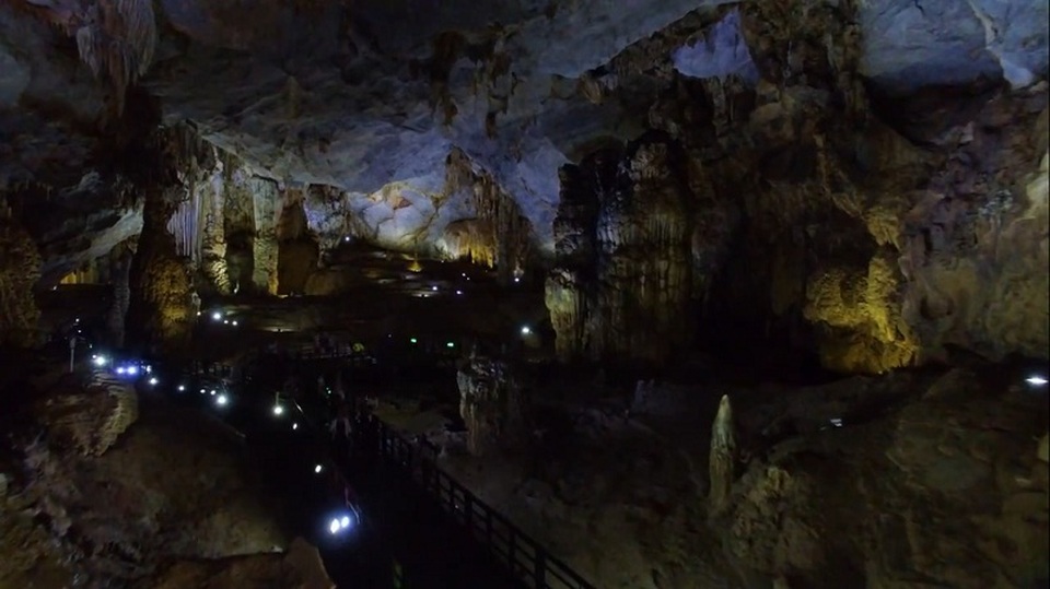 Vẻ đẹp choáng ngợp của “Hoàng cung trong lòng đất” qua góc quay flycam - 3 Động Thiên Đường có chiều dài 31,4km, chiều rộng dao động từ 30 đến 100 mét, nơi rộng nhất 150 mét, chiều cao từ đáy lên trần động khoảng 60 mét.