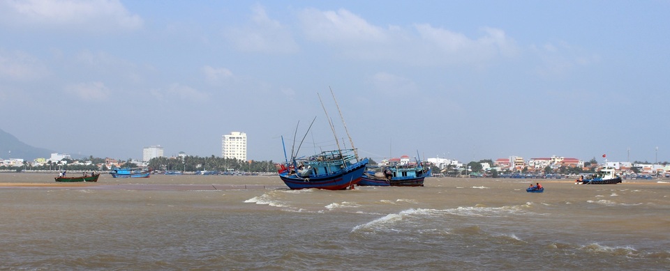 3 tàu cá mắc cạn, 1 ngư dân mất tích - 4
Lực lượng chức năng đang giải cứu 3 tàu mắc cạn
