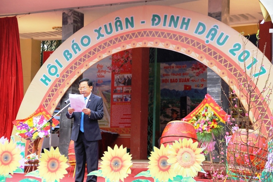 Đội mưa, háo hức khai Hội Báo xuân Đinh Dậu - 1 Ông Trần Duy Ngoãn - Chủ tịch Hội Nhà báo tỉnh Nghệ An phát biểu tại buổi lễ.