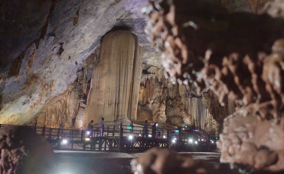 Vẻ đẹp choáng ngợp của “Hoàng cung trong lòng đất” qua góc quay flycam - 4 Cấu trúc kỳ vĩ, vẻ đẹp huyền diệu và tráng lệ của hang động này sẽ khiến người tham quan ngỡ ngàng.