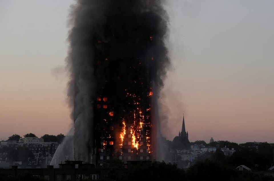 Thế giới qua một năm nhiều biến động (1) - 3
Tháp chung cư Grenfell ở London (Anh) bốc cháy như một ngọn đuốc giữa đêm tháng 6. Vụ hỏa hoạn khiến khoảng 80 người thiệt mạng, hàng trăm người bị thương.