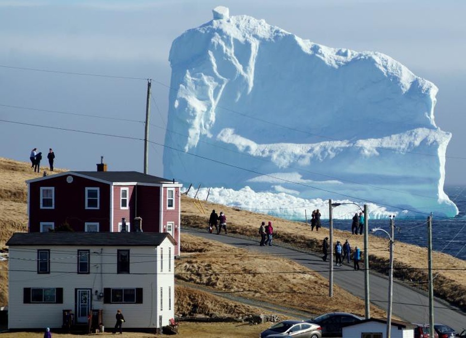 Thế giới qua một năm nhiều biến động (2) - 3
Người dân ở Ferryland Newfoundland, Canada chiêm ngưỡng một tảng băng trôi khổng lồ vào tháng 4.