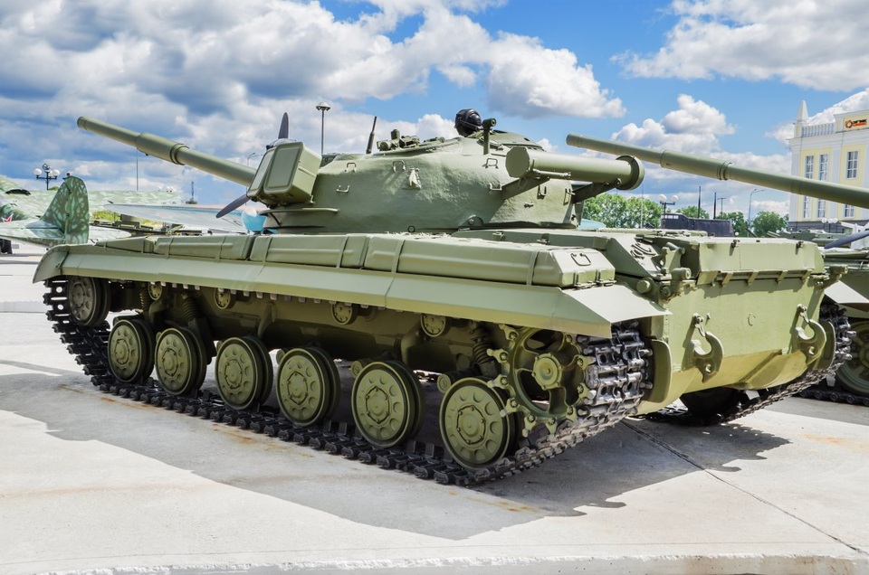 Chiêm ngưỡng dàn xe tăng huyền thoại của Nga - 4
T-64 được ra mắt vào đầu những năm 1960. T-64 có pháo 125mm, có khả năng đạt tốc độ tối đa 43-54 km/h tùy vào từng phiên bản. Xe tăng này hiện cũng không trong biên chế của quân đội Nga, nhưng Nga vẫn có khoảng 2.000 xe tăng loại này. (Ảnh: Shutterstock)