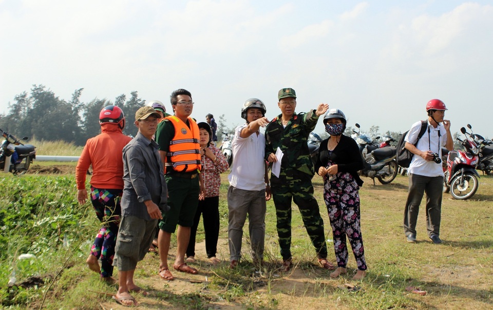 3 tàu cá mắc cạn, 1 ngư dân mất tích - 2
Lực lượng chức năng TP. Tuy Hòa khẩn trương chỉ đạo đưa tàu ra khỏi vùng cạn và tìm kiếm nạn nhân