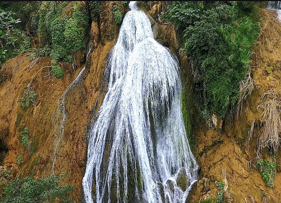 Dòng nước chảy như dải lụa.