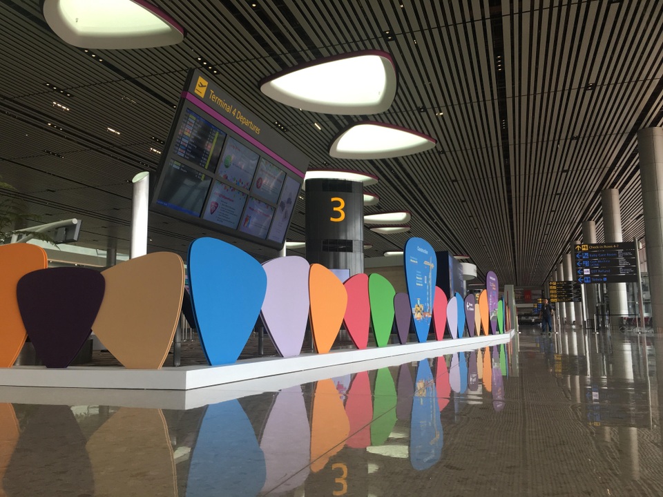 Những miếng ghép nhiều màu sắc ngay lối vào nhà ga T4 Changi khiến hành khách thích thú