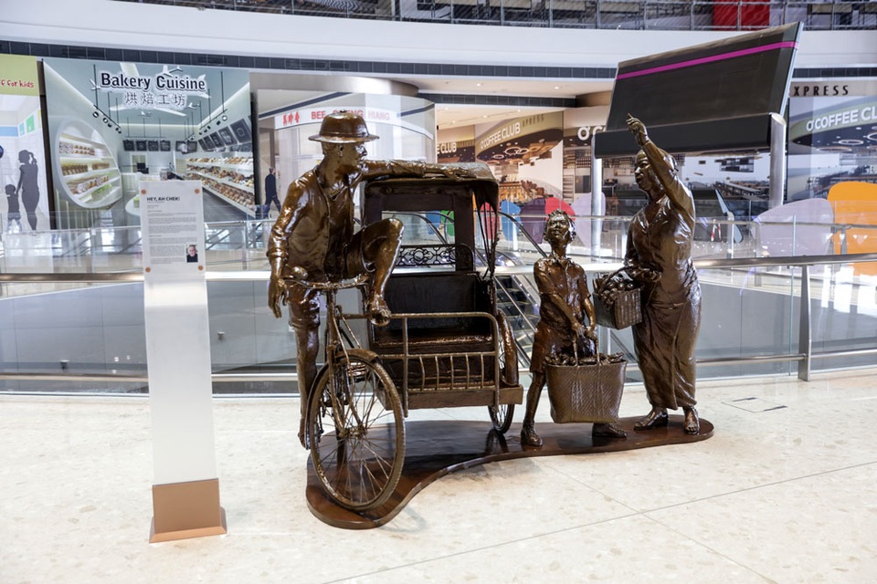 Khu vực triển lãm và mua sắm sinh động, hấp dẫn hành khách