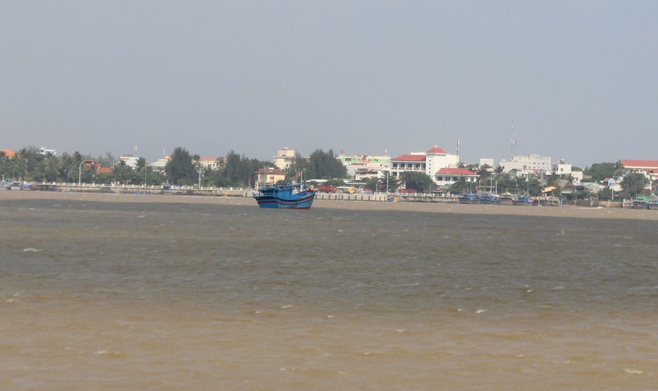 3 tàu cá mắc cạn, 1 ngư dân mất tích - 1 Mặc dù tàu PY 91568 TS đã thoát được cạn nhưng chẳng may trong lúc thả neo ngư dân Đinh Văn Đồng gặp nạn