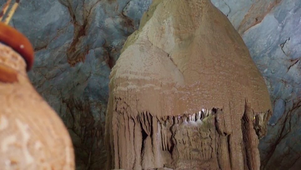 Vẻ đẹp choáng ngợp của “Hoàng cung trong lòng đất” qua góc quay flycam - 7
Hệ thống thạch nhũ này vẫn đang tiếp tục kiến tạo nhờ những giọt nước rơi xuống từ trần hang.