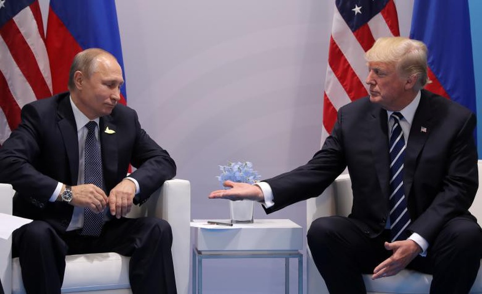Thế giới qua một năm nhiều biến động (1) - 6
Tổng thống Mỹ Donald Trump và người đồng cấp Nga Vladimir Putin lần đầu hội đàm song phương bên lề Hội nghị thượng đỉnh G20 ở Đức vào tháng 7.