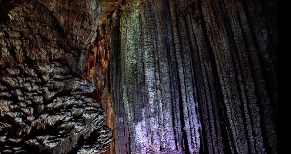 Vẻ đẹp choáng ngợp của “Hoàng cung trong lòng đất” qua góc quay flycam - 2 Thạch nhũ tuôn trào như những rèm cửa sặc sỡ đủ màu sắc.