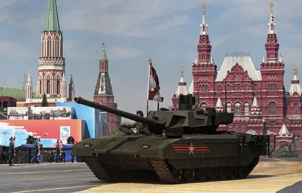 Chiêm ngưỡng dàn xe tăng huyền thoại của Nga - 8
Xe tăng T-14 Armata sở hữu pháo siêu tốc 125mm có thể phóng tên lửa laser dẫn đường để tấn công mục tiêu ở cách xa khoảng 12km, tầm bắn này của hệ thống pháo lắp đặt cho xe tăng Abrams của Mỹ chỉ là xấp xỉ 4km.T-14 cũng có hệ thống tháp pháo điều khiển từ xa, cho phép tổ lái điều khiển từ một vị trí an toàn. Tuy chưa hoàn toàn là xe tăng không người lái, xong xe tăng này có thể được điều khiển từ một khoảng cách nhất định. Mặc dù có đặc tính vượt trội, song chi phí cao, nên Nga có thể sẽ không sản xuất hàng loạt loại xe tăng này. (Ảnh: Bộ Quốc phòng Nga)