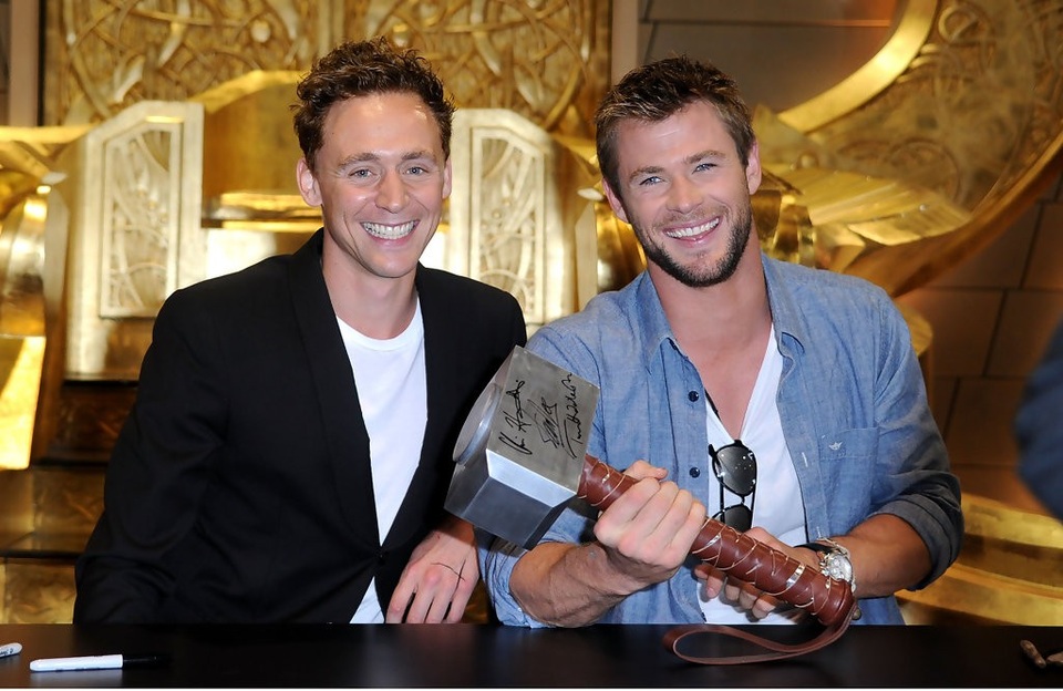 Chris Hemsworth thân thiết bên Tom Hiddleston - 7
Hemsworth nói, anh coi Hiddleston là 1 người thân trong gia đình