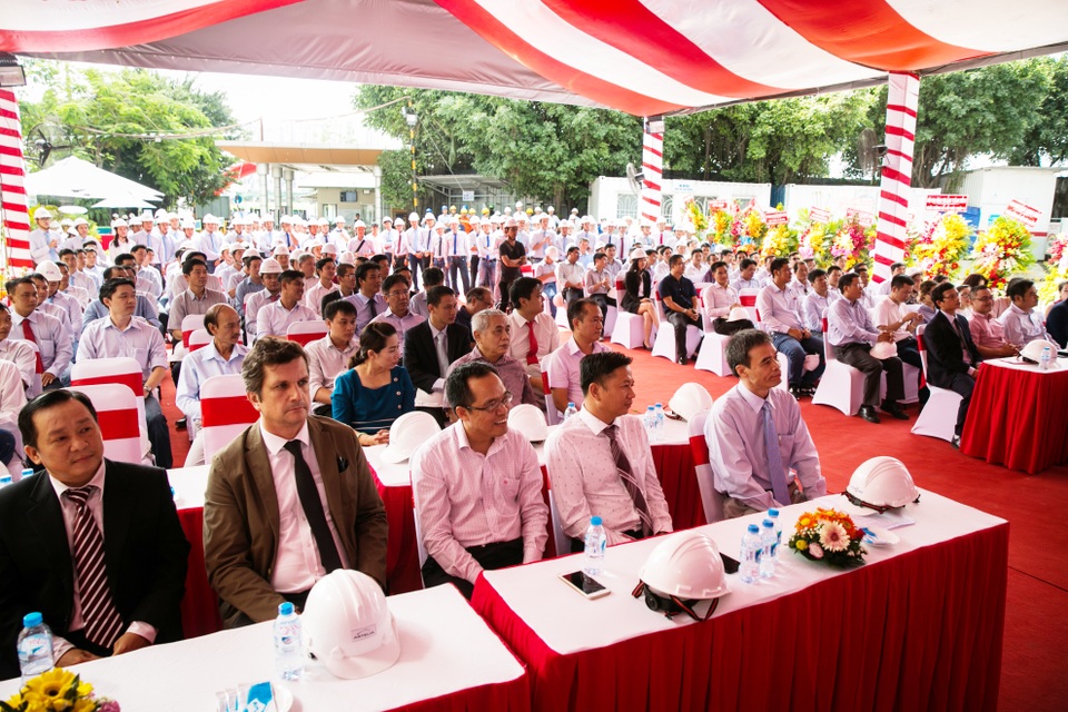 Dự án căn hộ cao cấp Diamond Island giai đoạn II chính thức cất nóc - 1
Đông đảo khách mời tới tham dự sự kiện Lễ Cất Nóc dự án Diamond Island giai đoạn 2