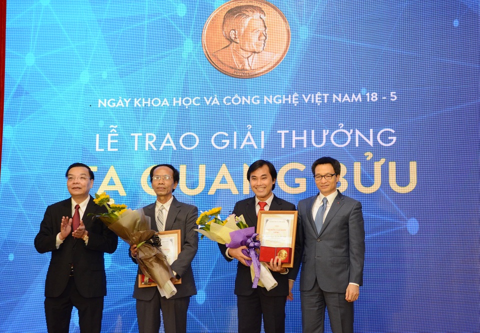 Trao Giải thưởng Tạ Quang Bửu 2017 cho hai nhà khoa học cơ bản - 1
Phó Thủ tướng Vũ Đức Đam và Bộ trưởng Bộ KH&CN Chu Ngọc Anh tặng giấy chứng nhận và hoa chúc mừng hai nhà khoa học nhận Giải thưởng