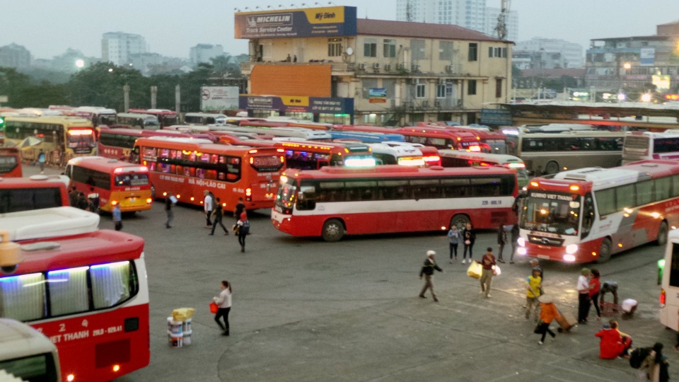 
Sau đợt điều chuyển luồng tuyến phương tiện vận tải, Bến xe Mỹ Đình dễ thở hơn. Theo ông Nguyễn Mạnh Tuấn - Phó Giám đốc bến xe Mỹ Đình - đợt điều chuyển luồng tuyến vừa qua, BX Mỹ Đình chuyển đi 494 nốt và tiếp nhận 123 nốt xe. Sau những ngày đình công, phản đối việc điều chuyển, đến thời điểm hiện tại, cơ bản toàn bộ các nhà xe đã chấp hành, di chuyển xe về bến đã được quy định.
