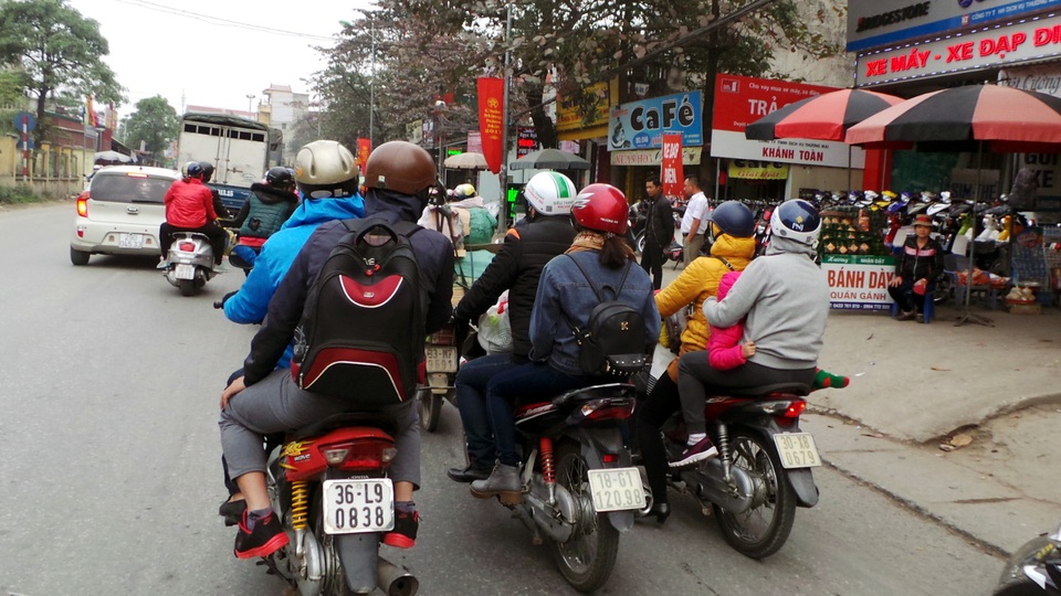 Tuyến Quốc lộ 1A khá đông phương tiện, chủ yếu là xe máy, lưu thông theo hướng về nội thành.