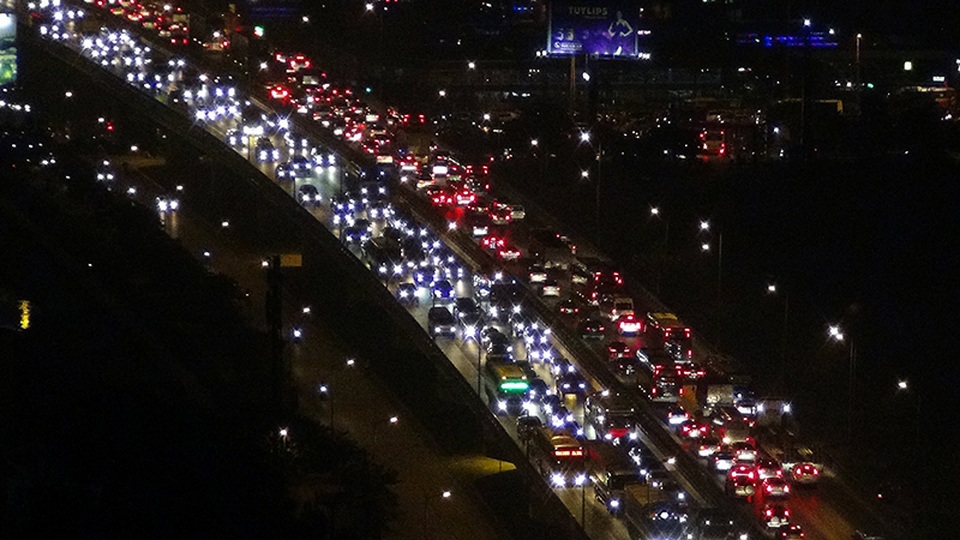 18h30, hàng nghìn ô tô vẫn bò ở đường cao tốc trên cao.
