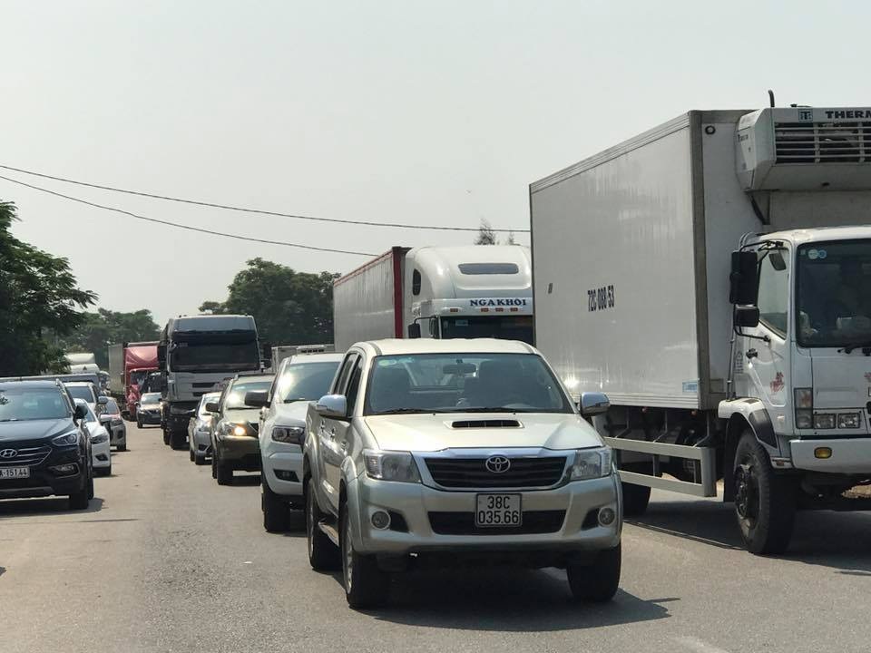 Đoàn ô tô dán băng rôn "diễu hành" phản đối trạm BOT - 8