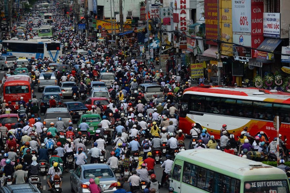 “Tuyệt chiêu” giải quyết bài toàn ùn tắc giao thông và thiếu hụt bãi đậu xe - 1 Thống kê cho thấy, trung bình một ngày, người dân lãng phí tầm 58 phút tại Hà Nội và 45 phút đến 2 giờ đồng hồ tại thành phố Hồ Chí Minh chỉ vì ùn tắc giao thông.