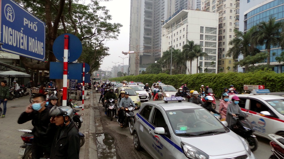 
Phố Nguyễn Hoàng bên nách Bến xe Mỹ Đình, dòng phương tiện có thể lưu thông bình thường.
