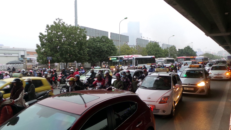 Giờ cao điểm chiều 2/1, đường Phạm Hùng khu vực phía trước và đối diện bến xe Mỹ Đình không quá đông đúc. Các phương tiện lưu thông chậm nhưng không bị ùn tắc.