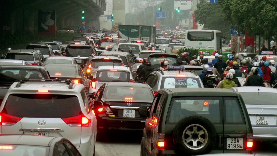 
Dòng phương tiện đổ về ngã tư Nguyễn Trãi - Khuất Duy Tiến.
