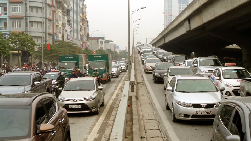 Đường Nguyễn Xiển và đường cao tốc trên cao, các phương tiện xếp hàng dài, di chuyển chậm chạp. Đội CSGT số 7 (Phòng PC67) tăng cường cán bộ chiến sĩ chốt trực tại các nút trọng điểm, sẵn sàng phân luồng tránh ùn tắc nếu va chạm giao thông xảy ra.