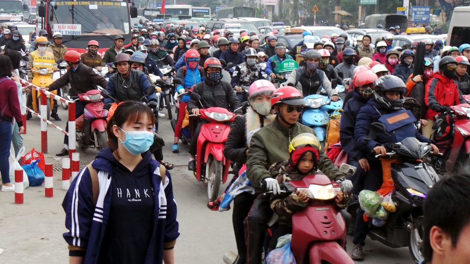 
Khu vực trước cổng bến xe Nước Ngầm chật kín người và phương tiện. Ông Nguyễn Văn Lập - Giám đốc Bến xe Nước Ngầm - cho biết, theo kế hoạch điều chuyển luồng tuyến của Sở GTVT Hà Nội, Bến xe Nước Ngầm sẽ tiếp nhận 440 nốt xe và chuyển đi 81 nốt. Tuy nhiên, đến ngày 2/1, mới có khoảng 100 đầu xe điều chuyển đến bến. Phía trong bến, các phương tiện vận tải vẫn được sắp xếp hợp lý, đảm bảo lưu thông đón - trả khách.
