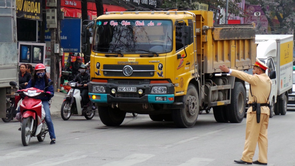 Đội CSGT số 8 (Phòng PC67 - CATP Hà Nội) chủ động phân luồng từ xa, yêu cầu các xe ô tô di chuyển theo đường Pháp Vân - Cầu Giẽ để tránh ùn tắc. Trung tá Trần Quang Vinh - Đội trưởng Đội CSGT số 8 - cho hay, những ngày cao điểm người dân về quê hay trở lại thành phố, Đội đã huy động tối đa lực lượng, chốt trực phân luồng giao thông tại các nút trọng điểm. Chính việc phần luồng từ xa đã giảm nhiệt đáng kể cho cửa ngõ phía Nam Hà Nội.