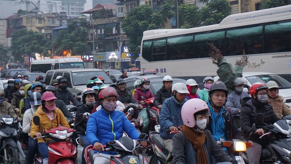 Hà Nội: Chiều ngày làm việc trước kỳ nghỉ lễ, đường phố ùn ứ kéo dài - 3