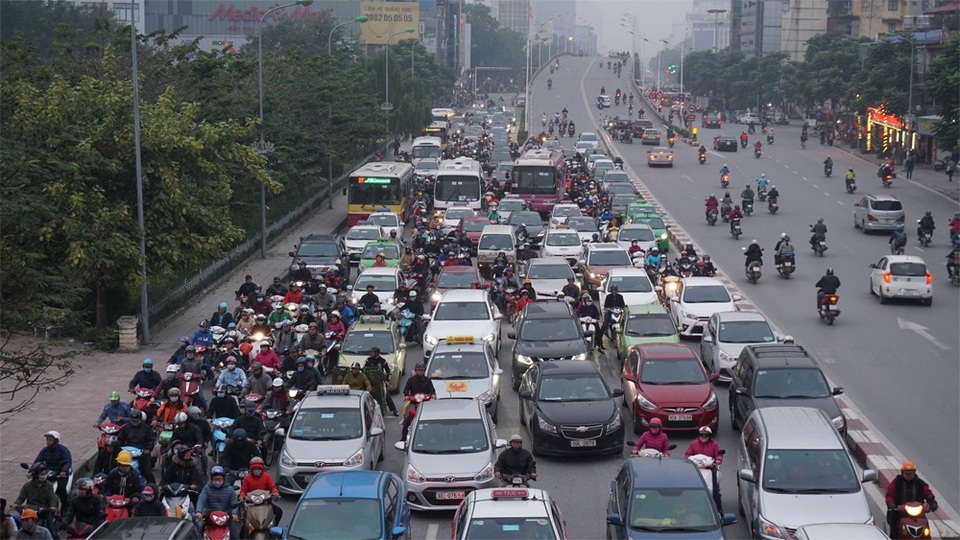 
Dòng người xe bắt đầu ùn ùn kéo ra đường từ giữa giờ chiều.
